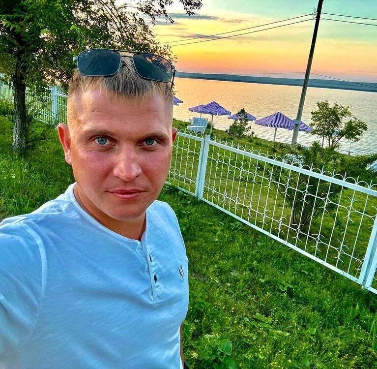  54031298  Andrei, 32 ,    