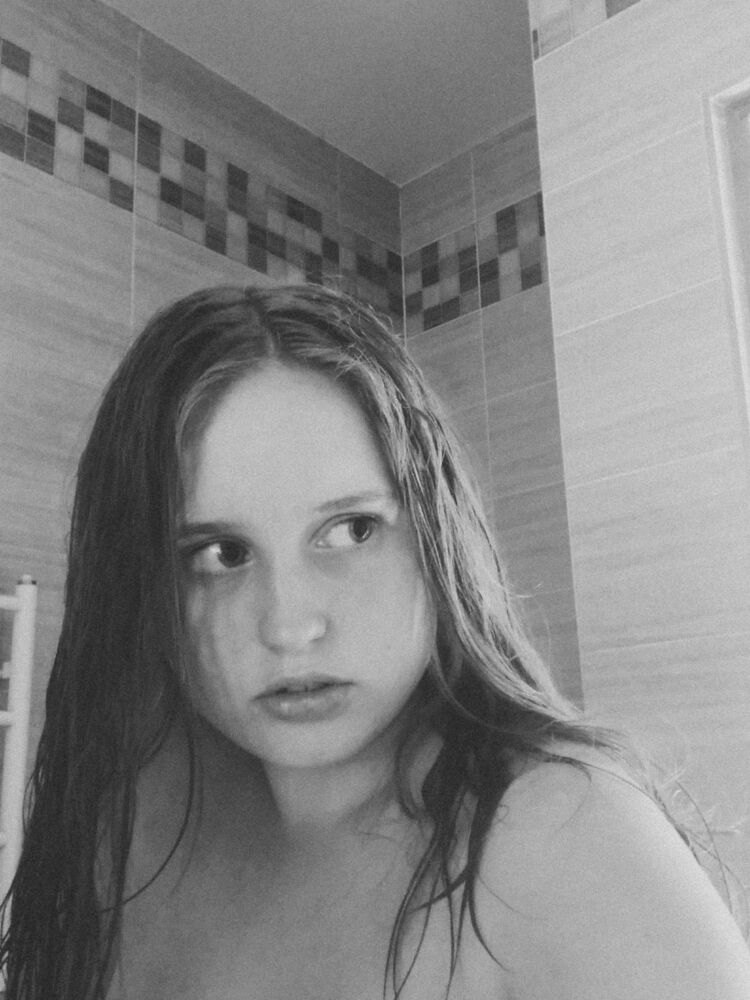  ,   Alexandra, 25 ,   ,   