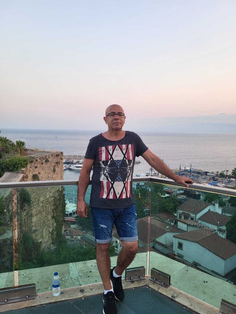  44396348  Bajram, 59 ,    
