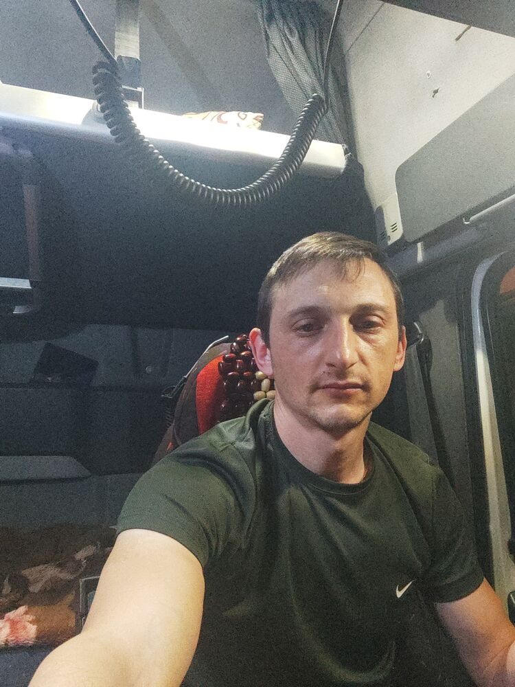  33222988  Sergiu, 34 ,    