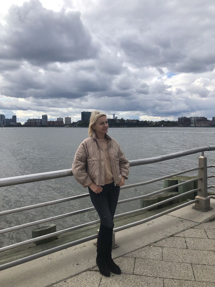  24455548  Angela, 52 ,    New York City