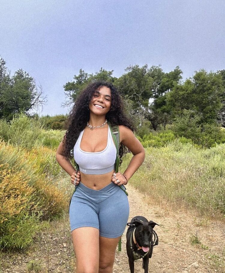  ,   Stephanie De, 29 ,   c 