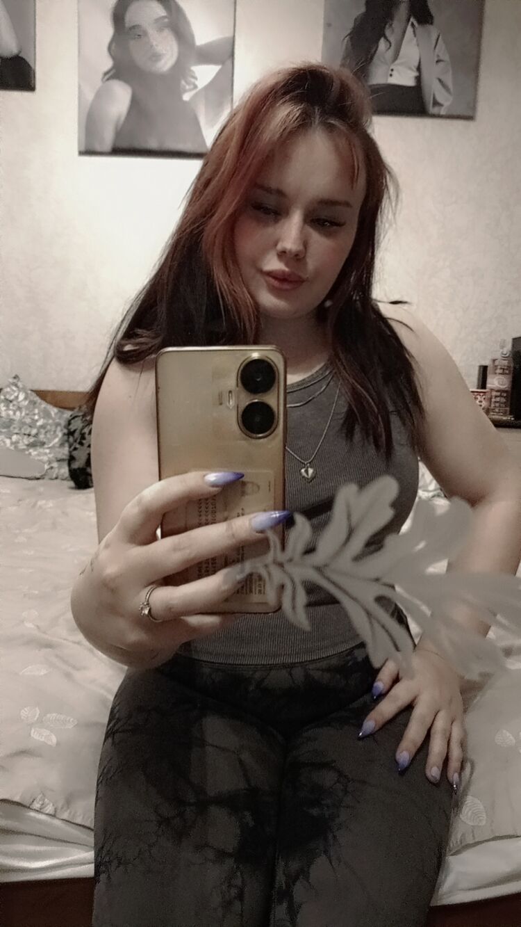  52088628  Karina, 24 ,    