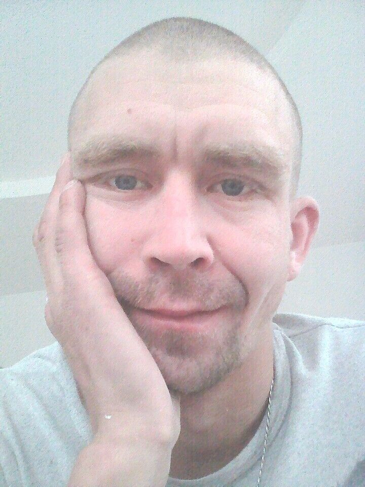  29422348  Viktor, 37 ,    