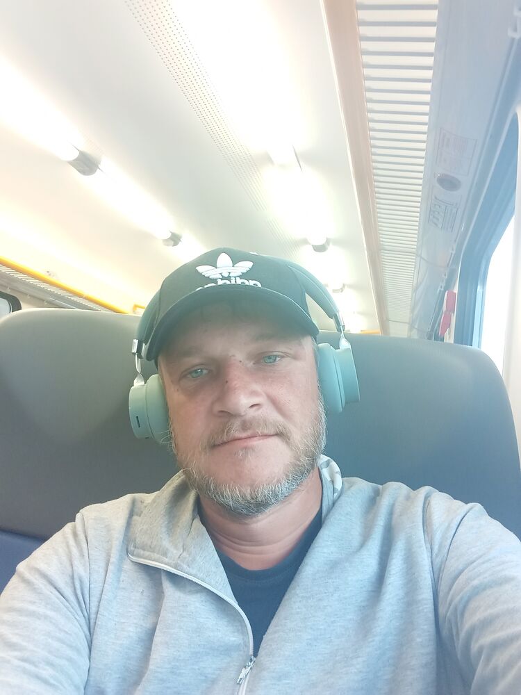  36945108  Alexander, 42 ,    