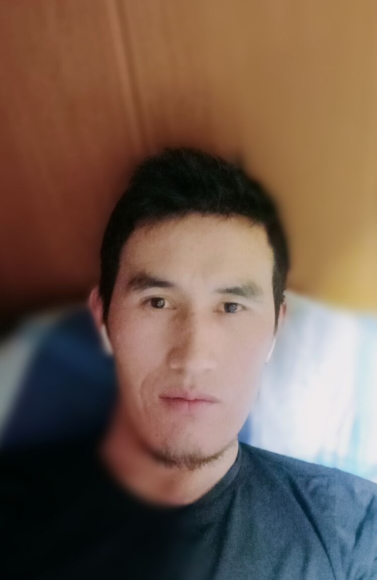  40774158  Kamil, 31 ,     