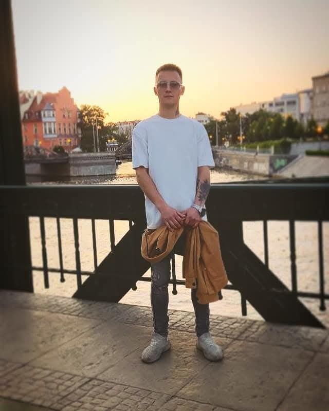  51815138  Maksym, 27 ,    