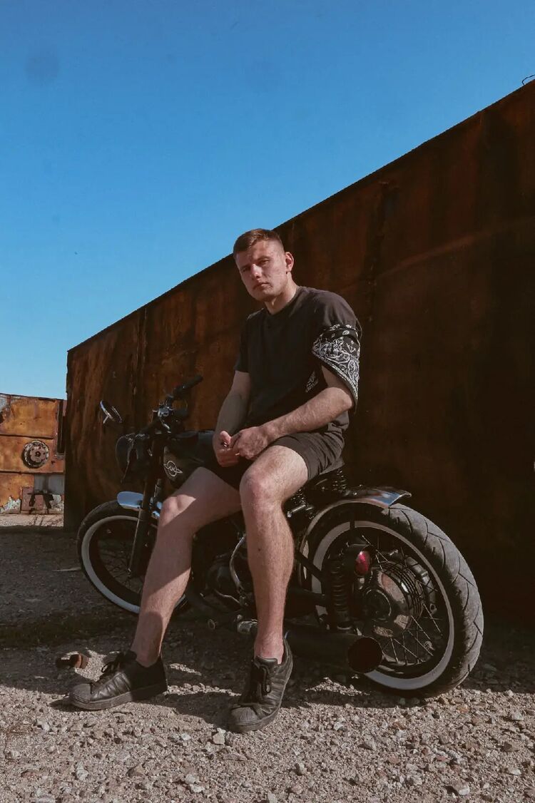  27424518  Denis, 28 ,    