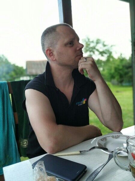  28404708  Andrei, 44 ,    