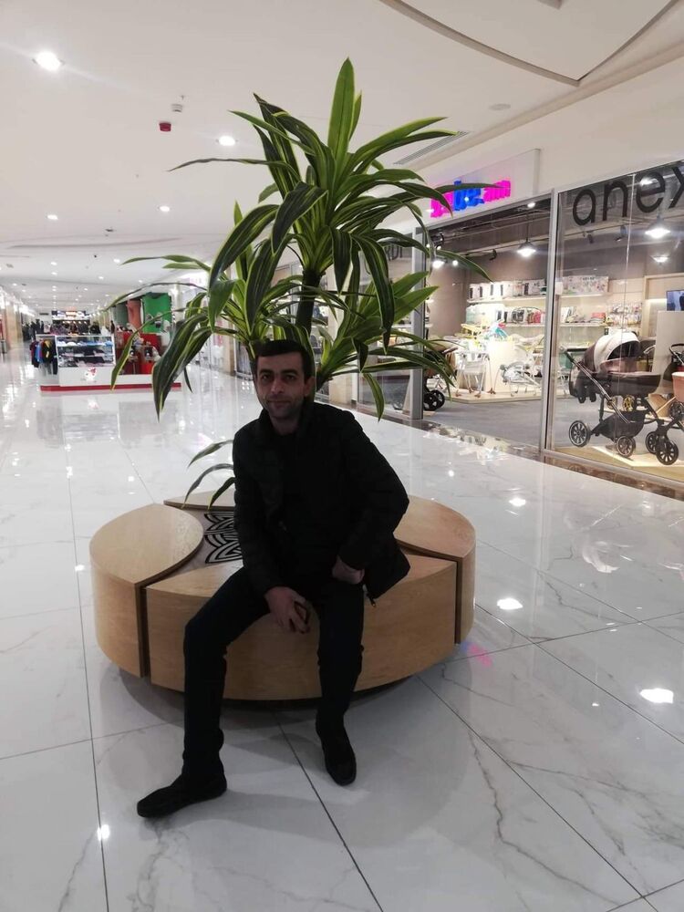  40329778  Artak, 42 ,    