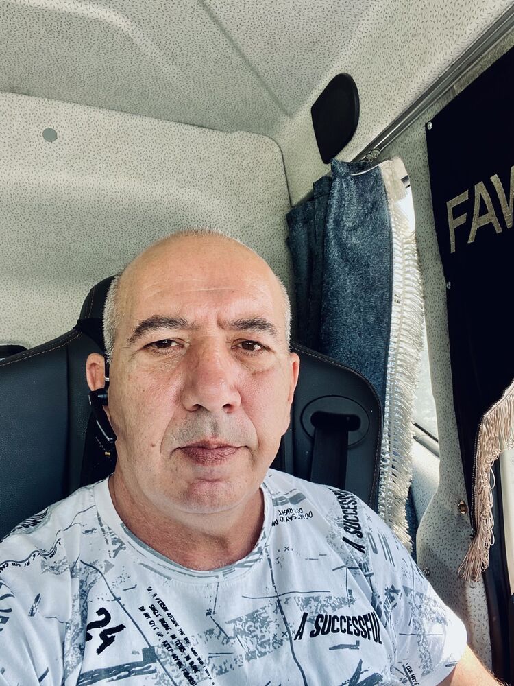  51839858  Gagik, 52 ,    
