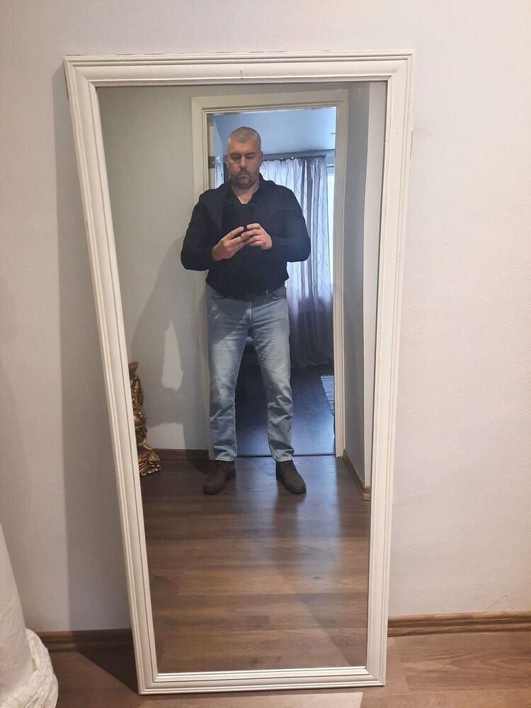  31775318  Olegs, 52 ,    