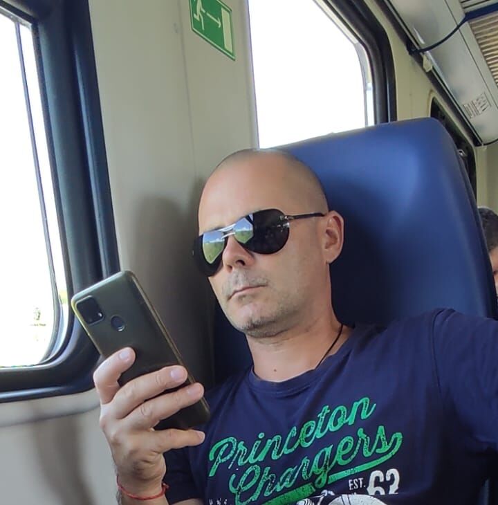  44230618  Makkssi, 42 ,    