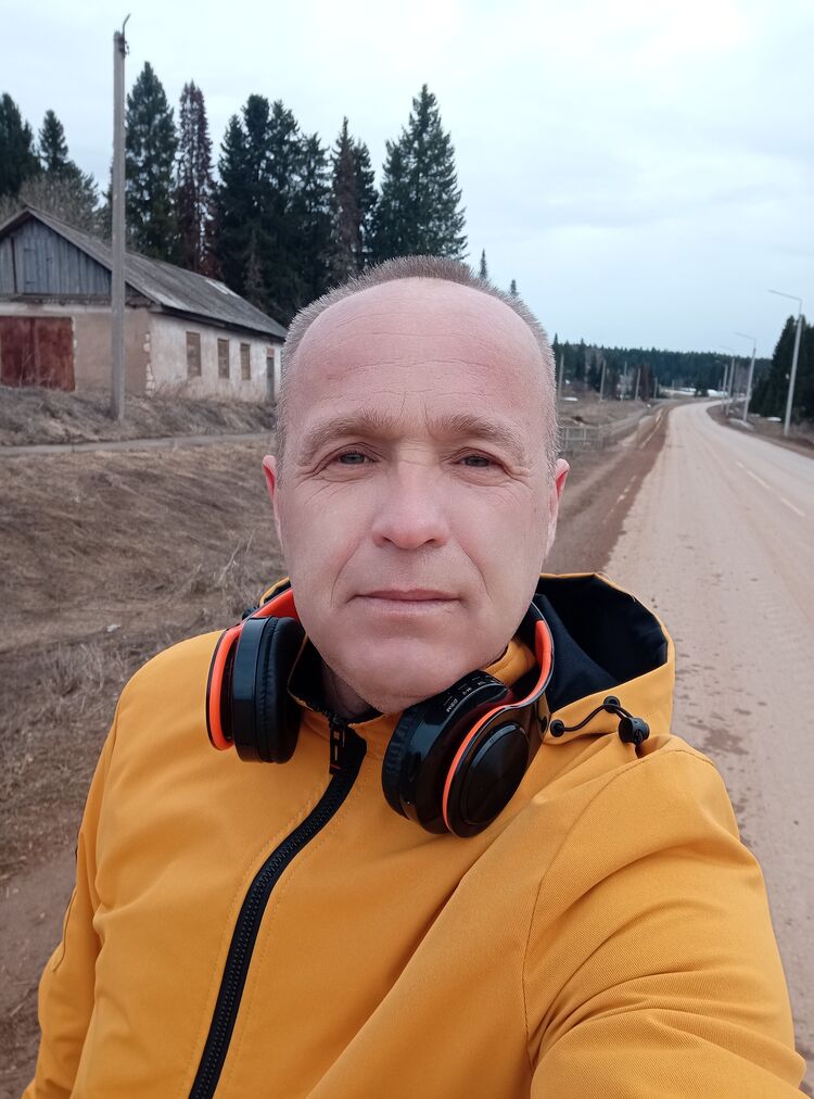  54061438  Mikhail, 42 ,    