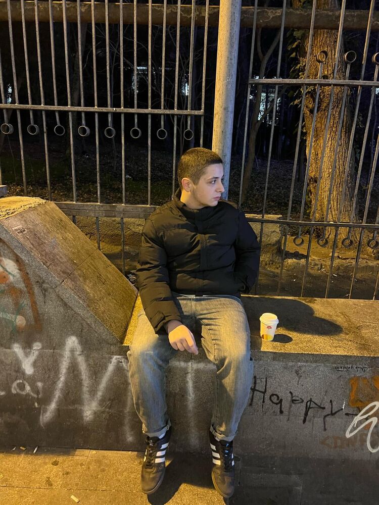  53295818  Tornike, 20 ,    