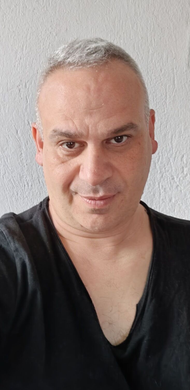  32952188  Zeczeo, 46 ,    