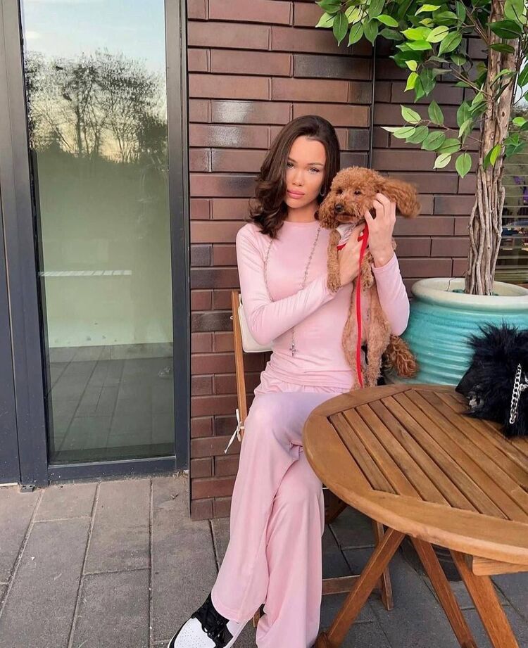  48983548  Anna, 22 ,    