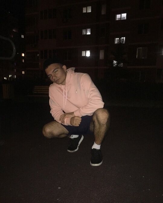  47586188  Alexander, 23 ,    