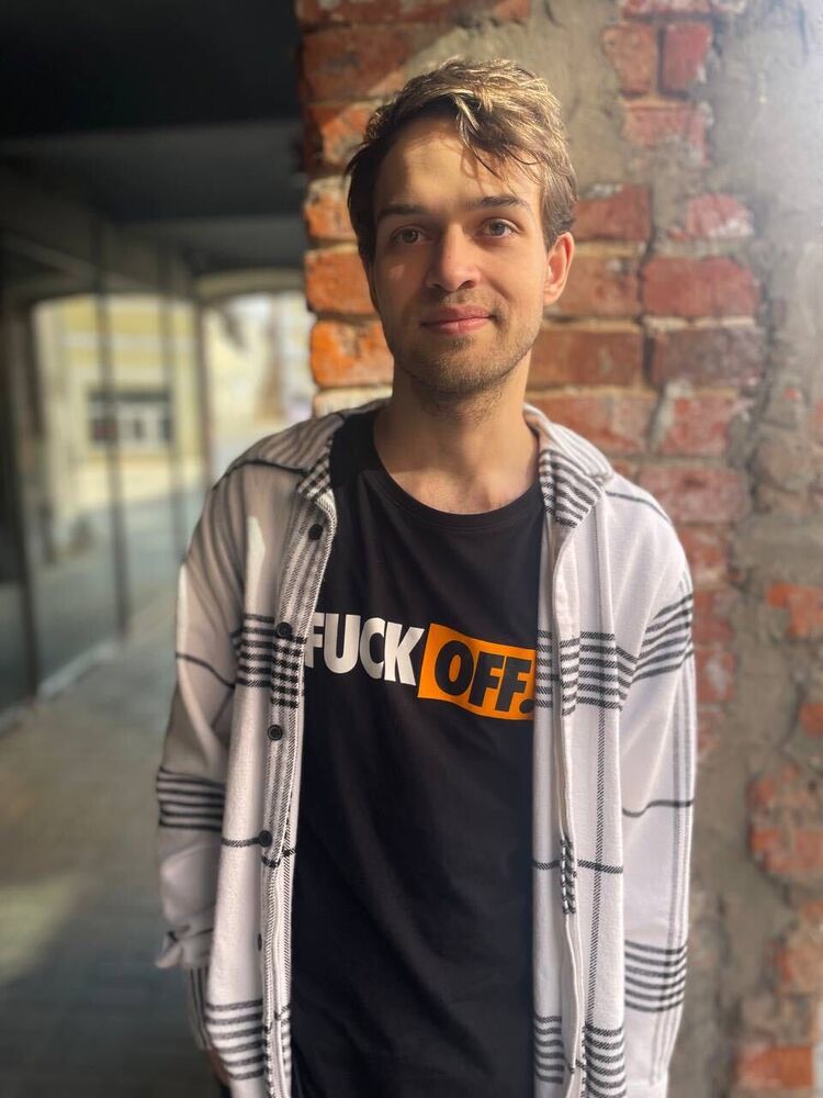  32008168  Sergej, 28 ,    