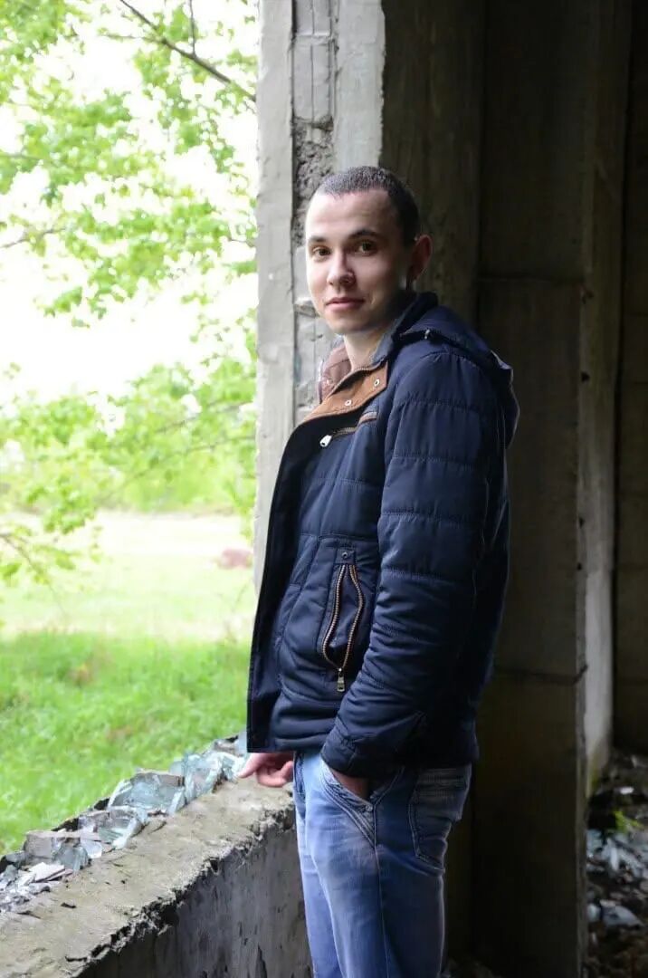  26926248  Viktor, 33 ,    