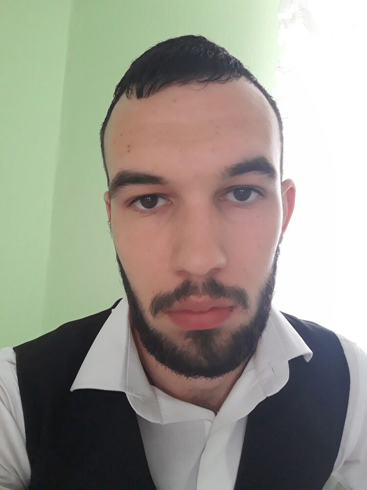  12002728  Radu, 28 ,    