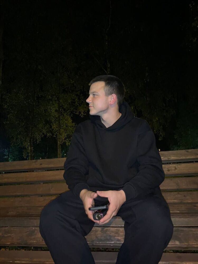  43825488  A gentleman, 19 ,    -