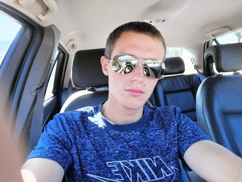  22244638  Viktor, 31 ,    