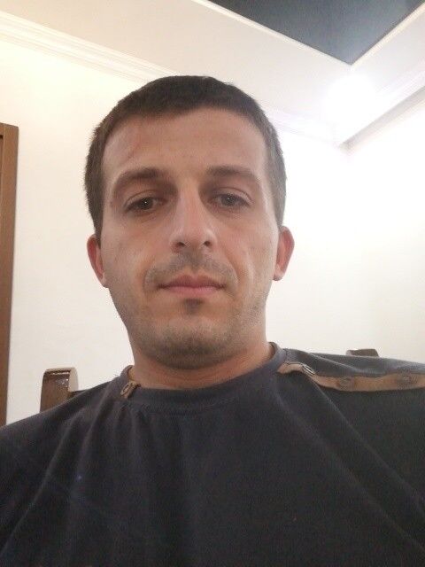  17371458  Zviad, 37 ,    
