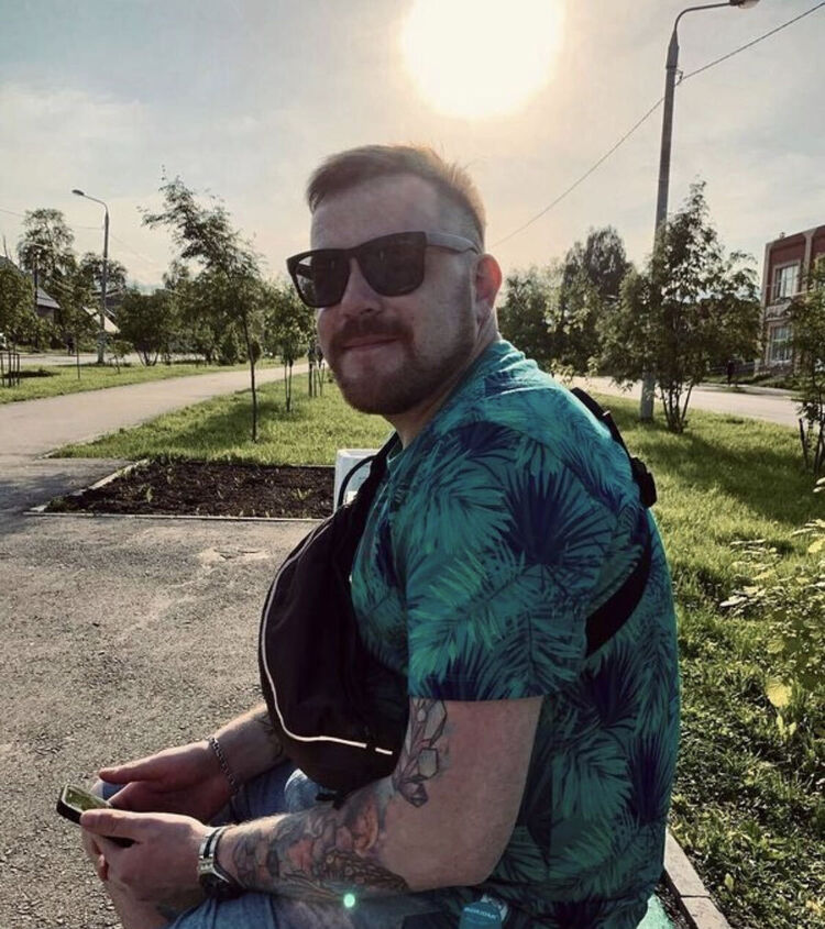  33496798  Ը, 42 ,    -