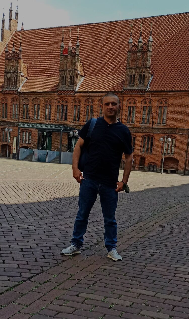  49867868  Irakli, 35 ,    