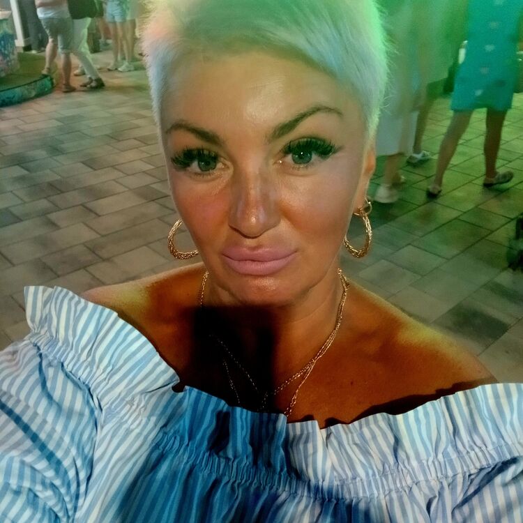  53209568  Elena, 46 ,    