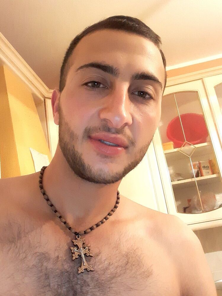  24003368  Artur, 32 ,    