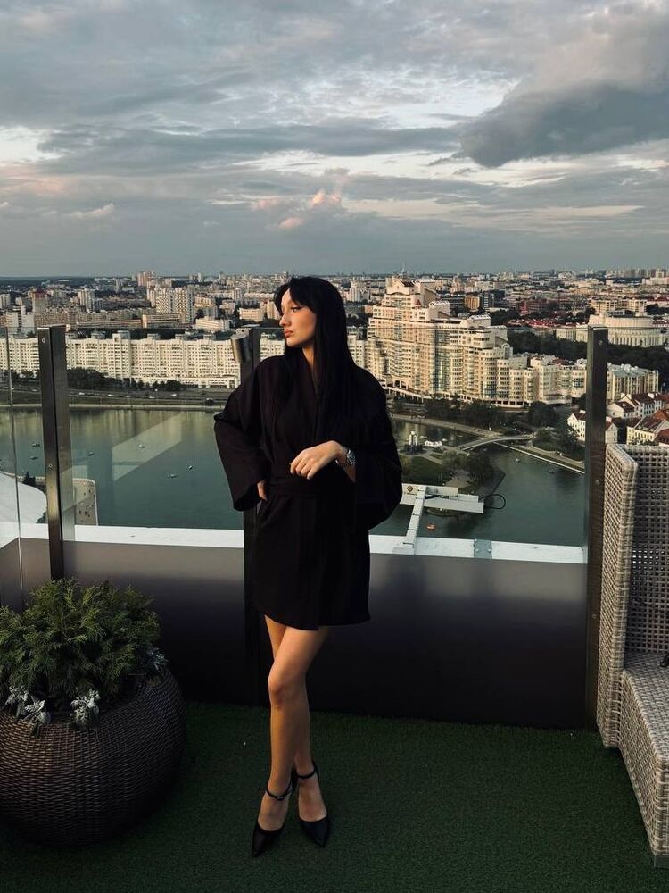  46398688  Karolina, 21 ,    