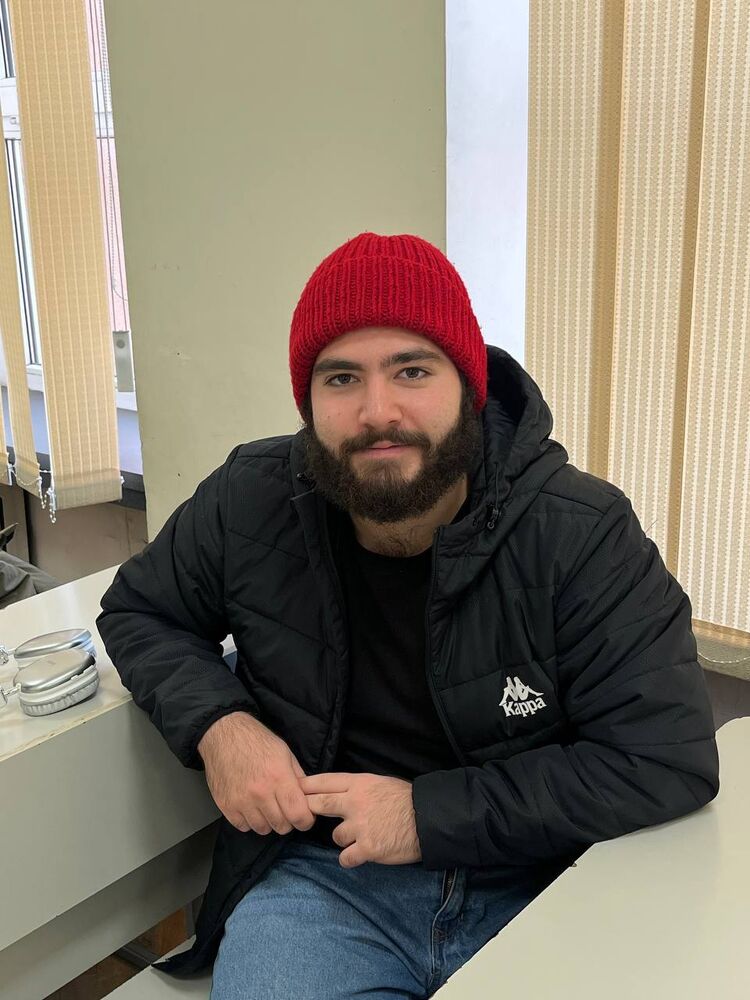  54223558  Erik, 19 ,    