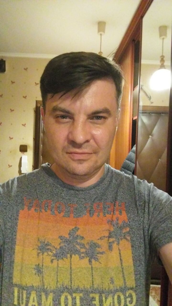  43688338  Maks, 44 ,    