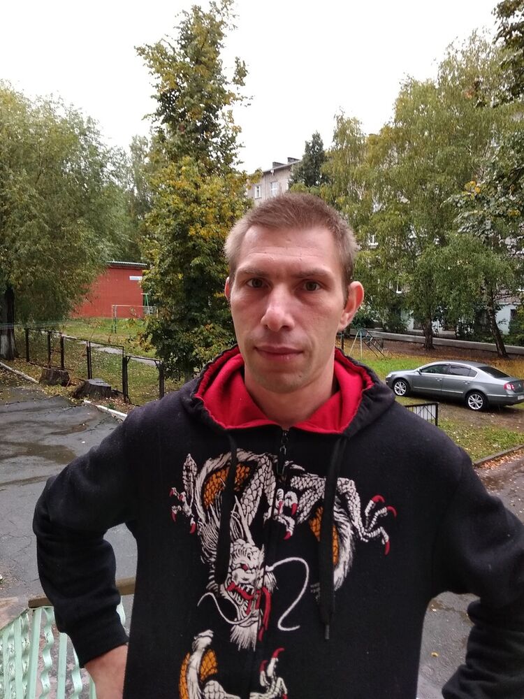  13636188  Evgenii, 42 ,    