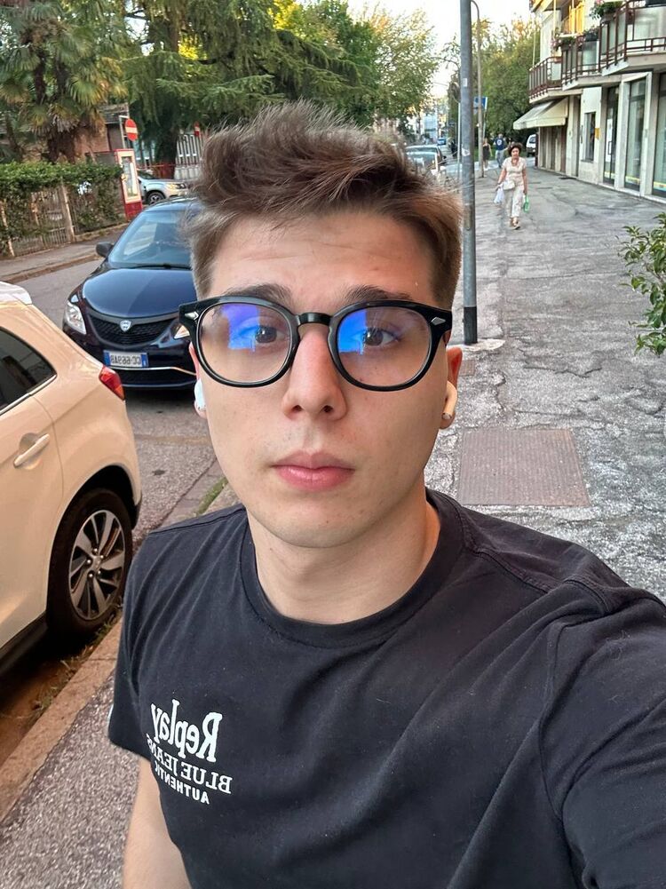  54177168  Filip, 21 ,    