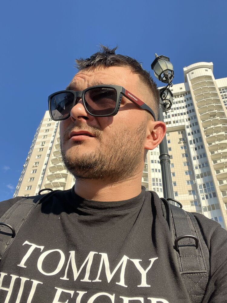  52634778  Eduard, 33 ,    