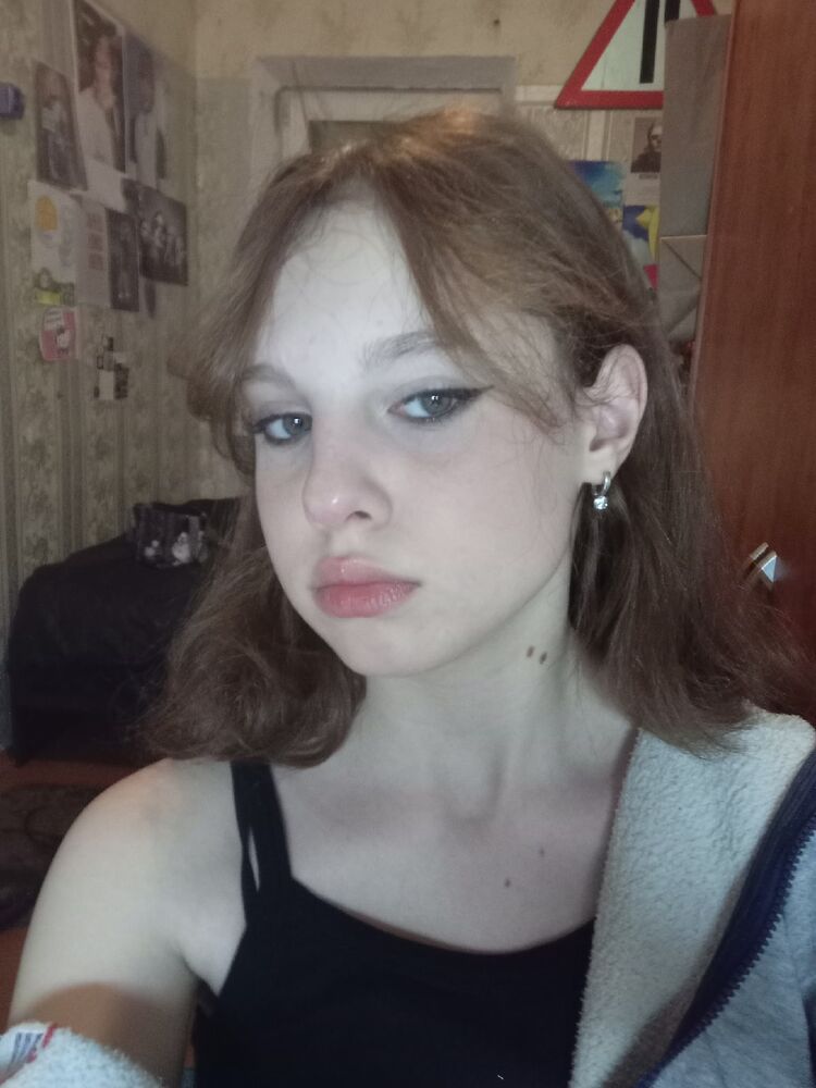  24638668  Elizabeth, 22 ,    