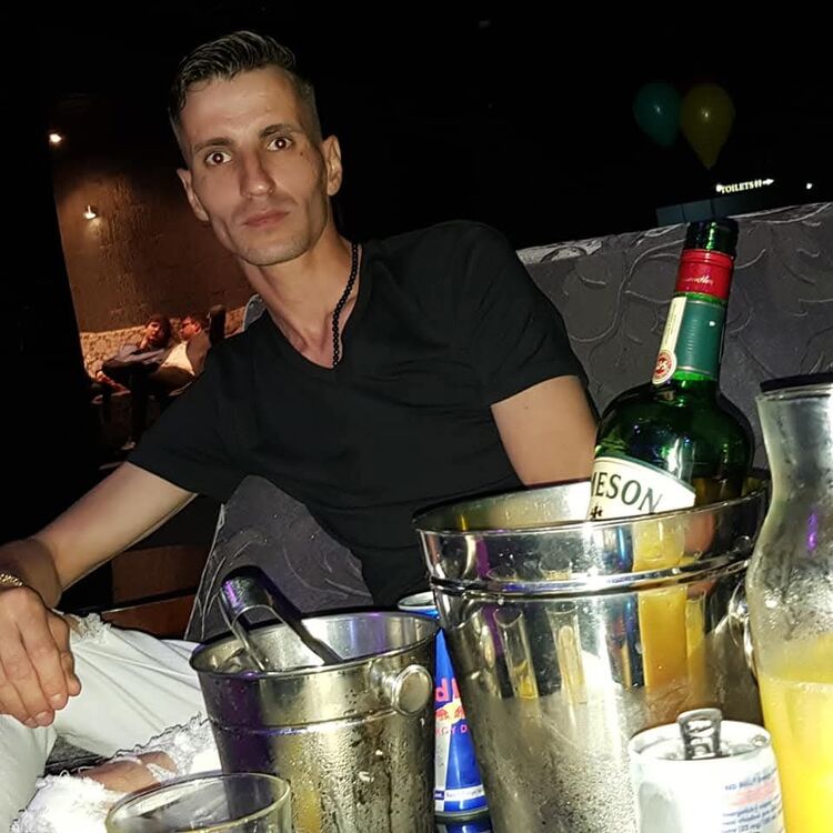  53423248  , 37 ,    Praha