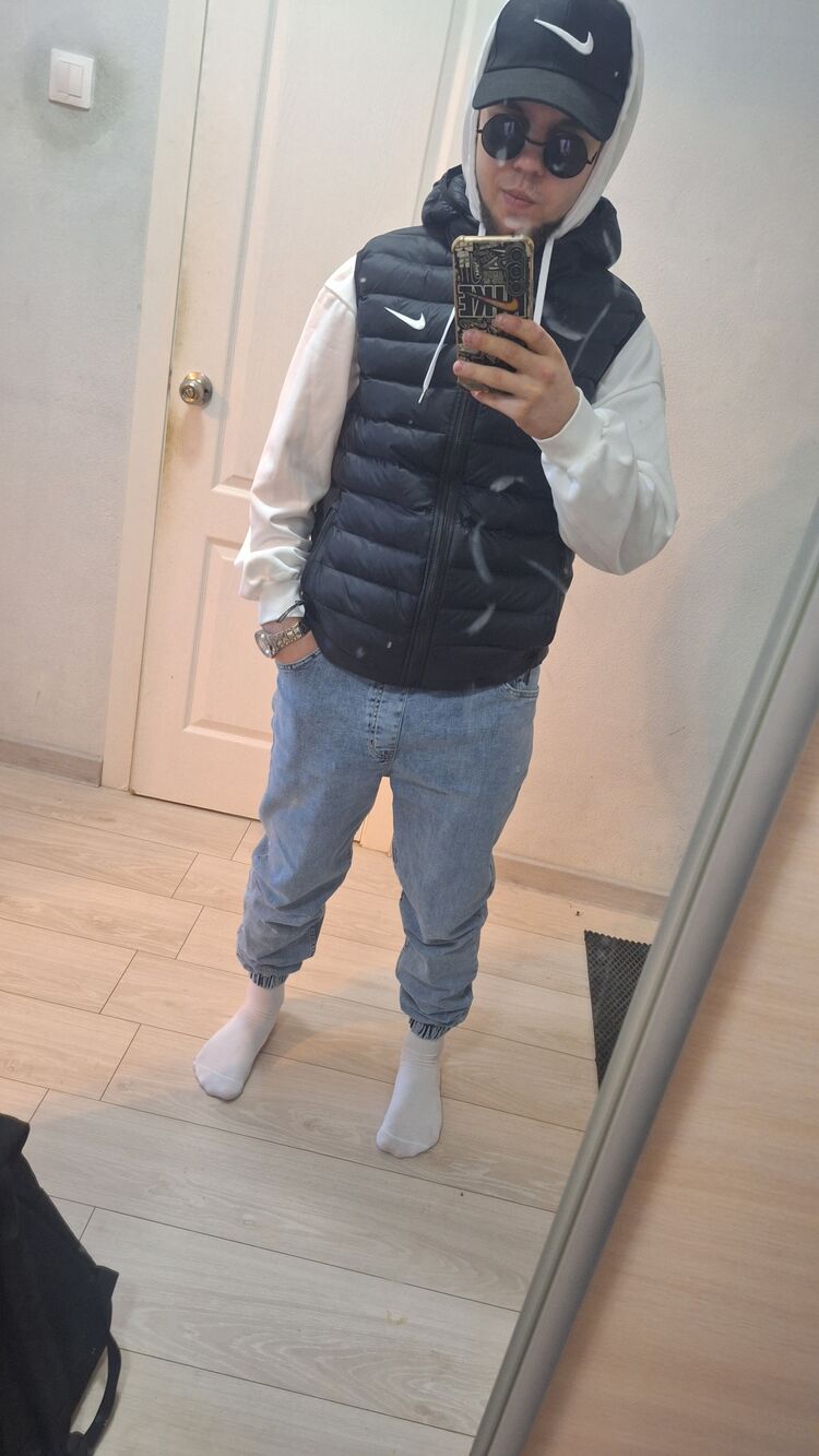  53536458  Denis, 22 ,    -