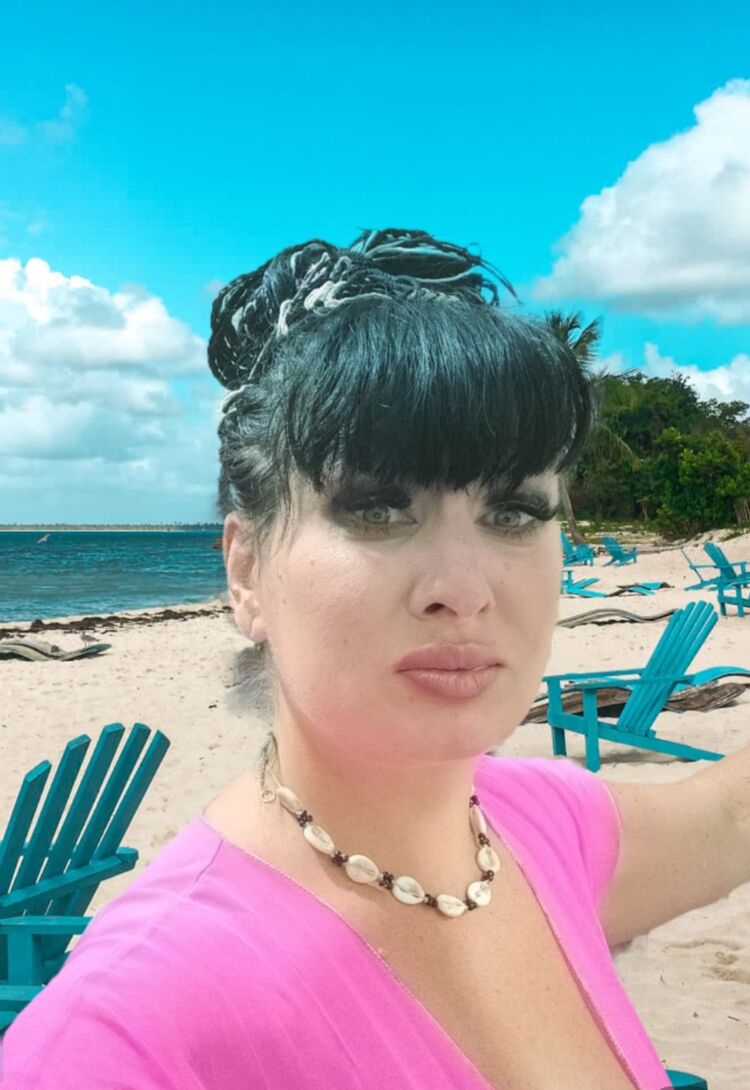 -,   Lora, 52 ,     , c 
