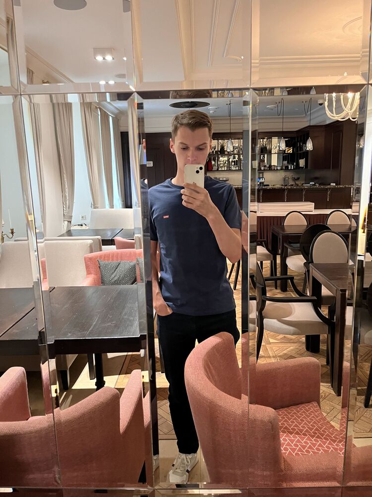  44664068  Artem, 21 ,    