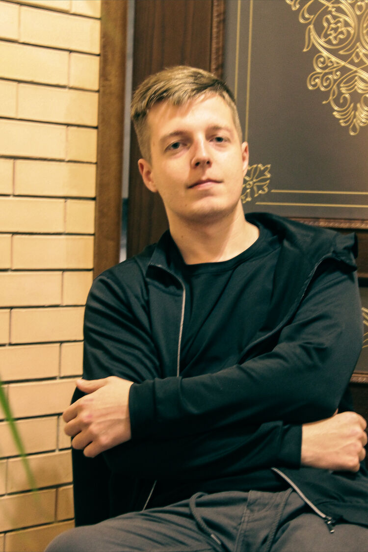  52087048  , 31 ,    -