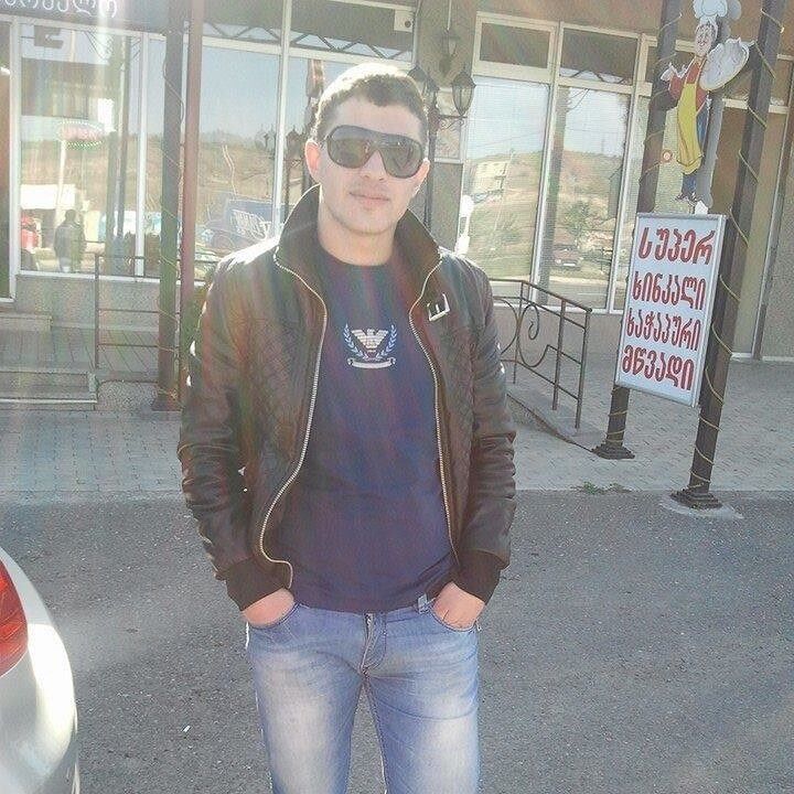  9835868  Mihran, 34 ,    