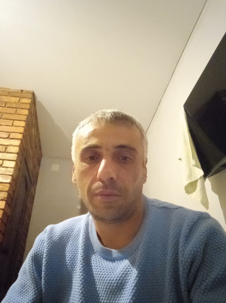  32199228  Khachik, 41 ,    