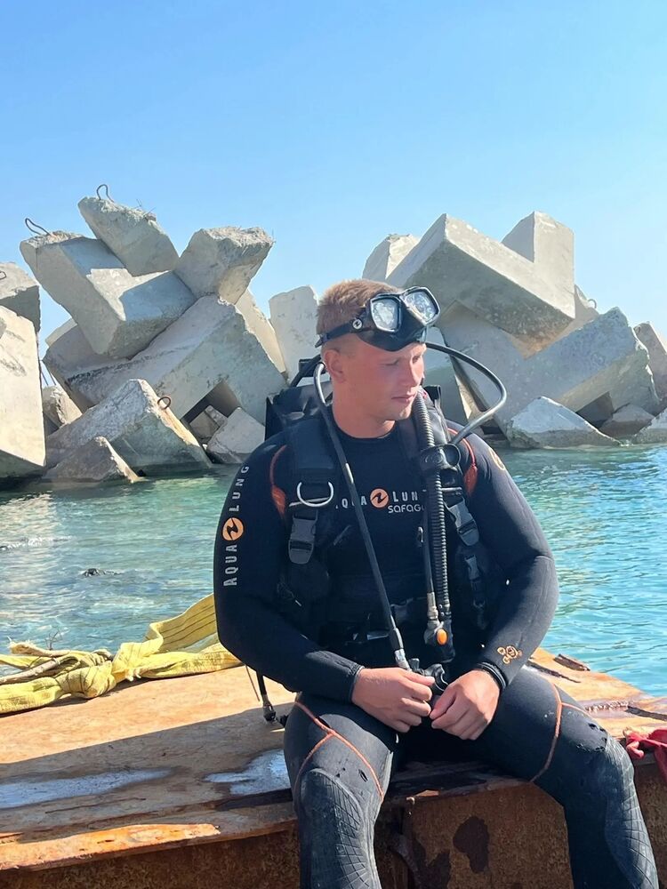  44664388  , 23 ,    -