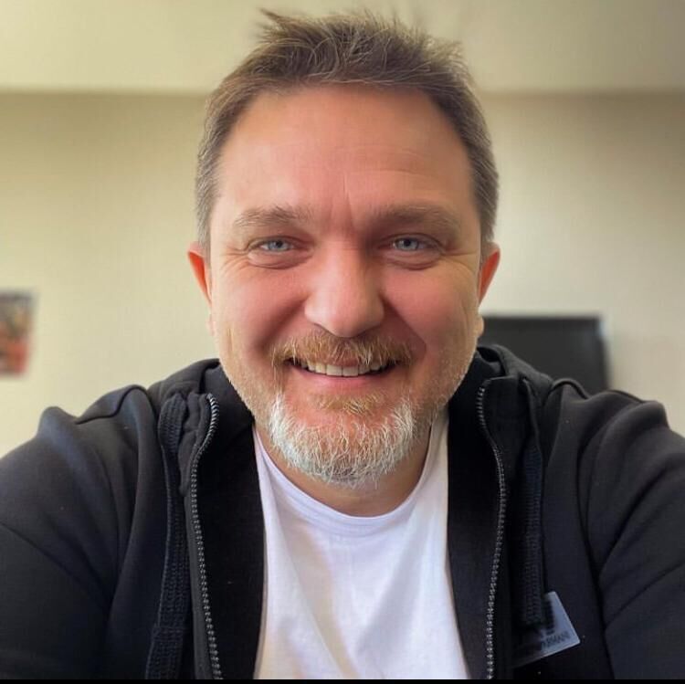  43215288  Tom Lugo, 54 ,    Frankfurt Am Main