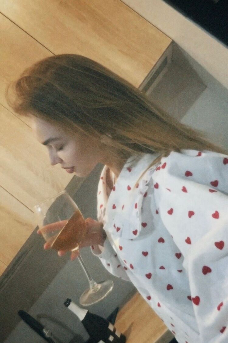  ,   Milana, 19 ,  