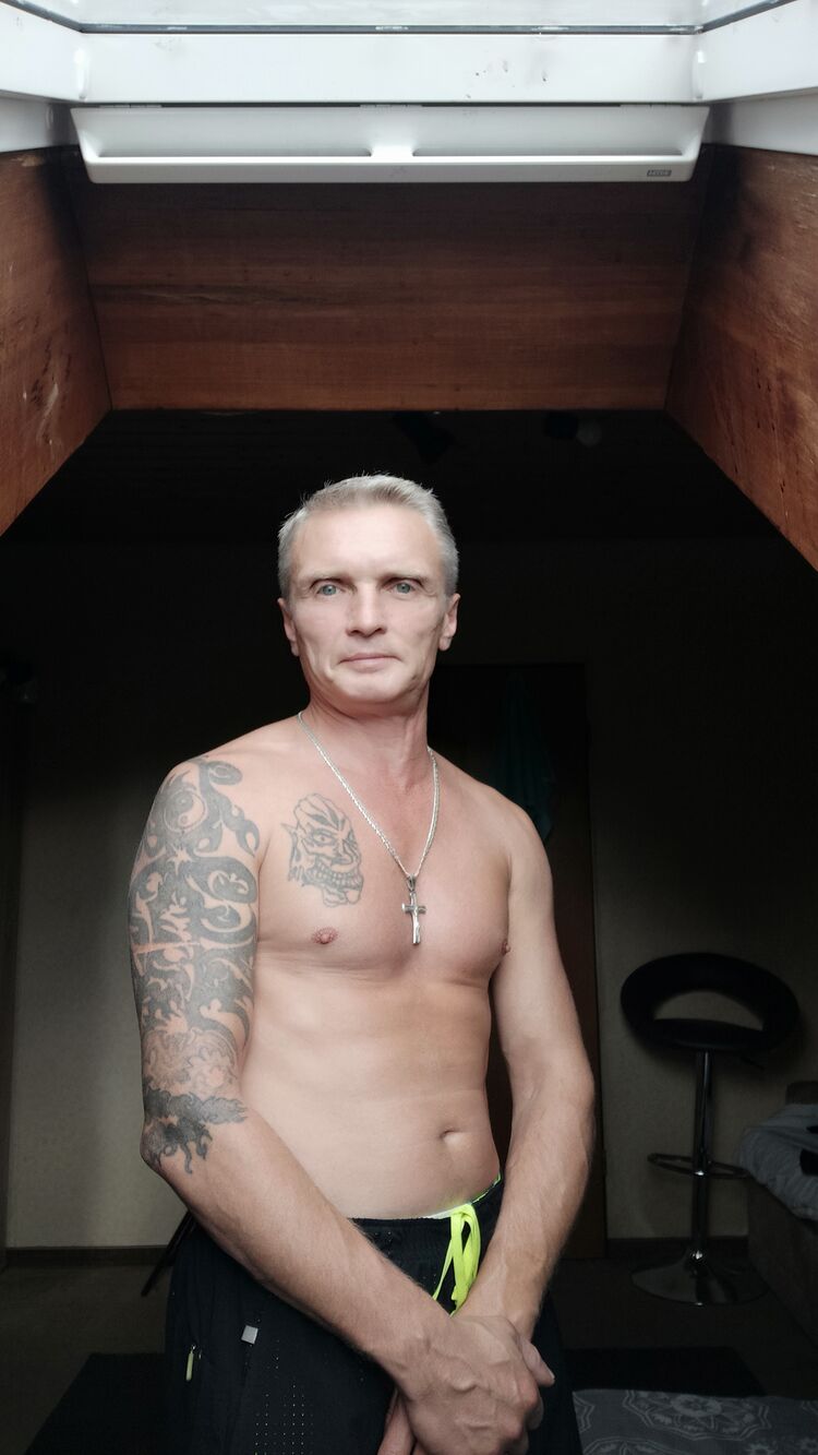  24385748  Oleg, 45 ,    